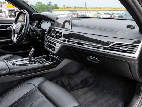 Used 2018 BMW 740i image 19