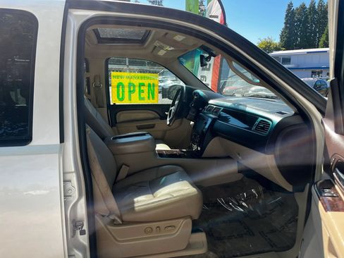 Used 2012 GMC Yukon XL Denali AWD/4WD image 16