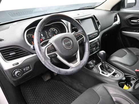 Used 2018 Jeep Cherokee Latitude Plus w/ Cold Weather Group AWD/4WD image 12