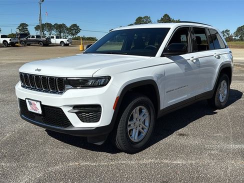 New 2025 Jeep Grand Cherokee Laredo w/ Trailer Tow Package image 4