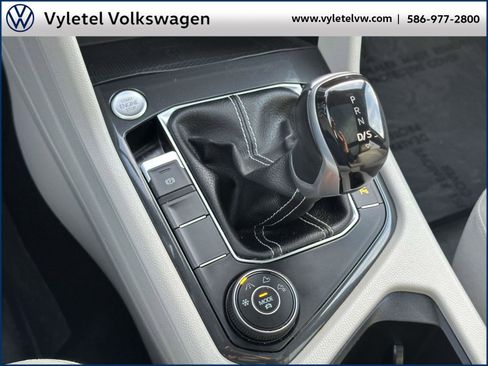 Certified 2022 Volkswagen Tiguan SEL R-Line image 31