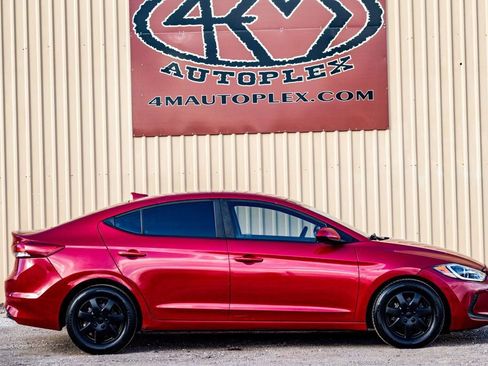 Used 2017 Hyundai Elantra SE image 2