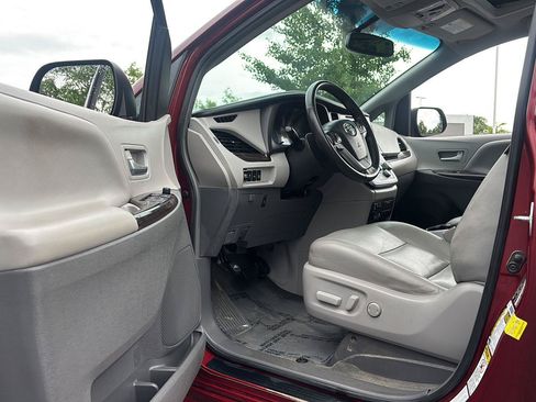 Used 2017 Toyota Sienna XLE w/ XLE Navigation Package AWD/4WD image 3