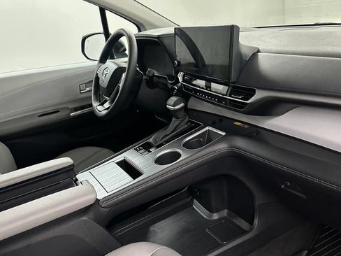 Used 2025 Toyota Sienna XLE FWD image 43