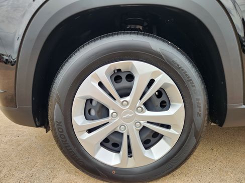 Certified 2025 Chevrolet Trax LS FWD image 11