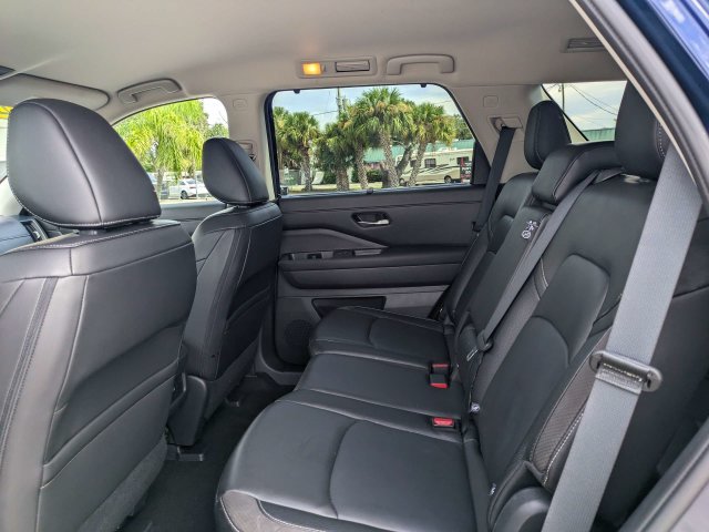 Used 2025 Nissan Pathfinder SL FWD image 14