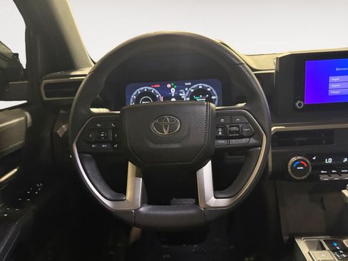Used 2025 Toyota Tacoma TRD Off-Road AWD/4WD image 13
