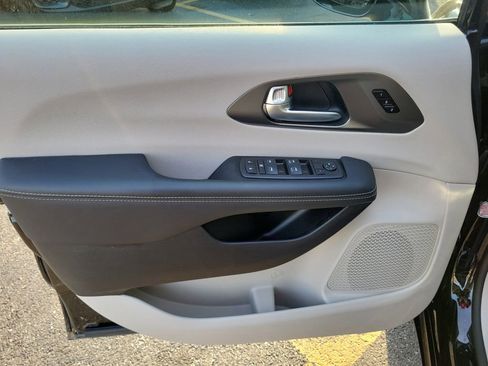 Used 2024 Chrysler Pacifica Touring-L image 11