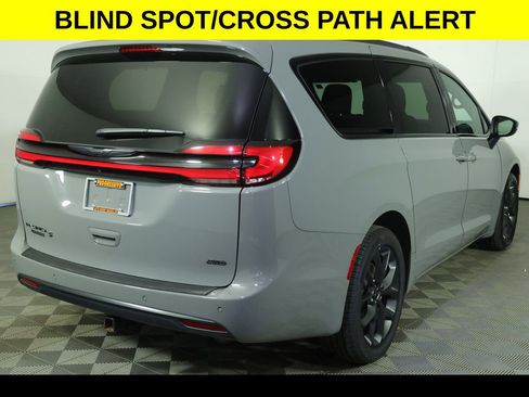 Used 2023 Chrysler Pacifica Touring-L w/ Uconnect Theater Family Group AWD/4WD image 11