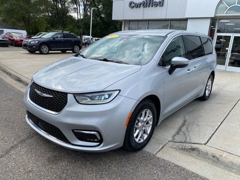 Used 2023 Chrysler Pacifica Touring-L FWD image 9