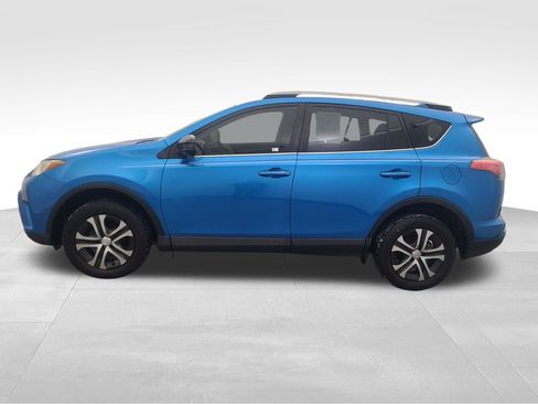 Used 2018 Toyota RAV4 LE image 7