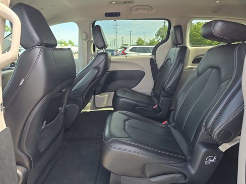 Used 2024 Chrysler Pacifica Touring-L FWD image 13