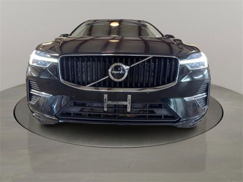 Used 2022 Volvo XC60 B5 Momentum image 2