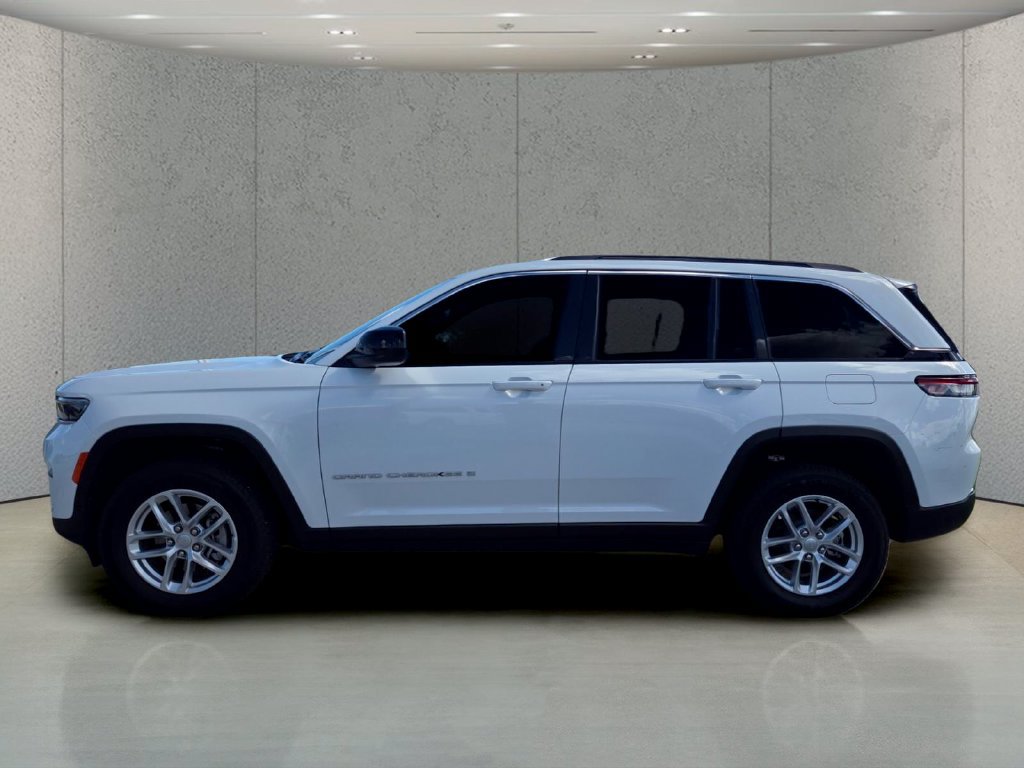 Used 2025 Jeep Grand Cherokee Laredo RWD image 10