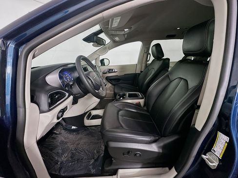 Certified 2024 Chrysler Pacifica Touring-L image 31