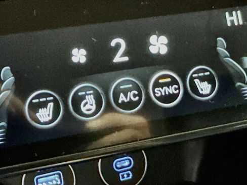 Used 2025 Genesis G70 2.5T image 4