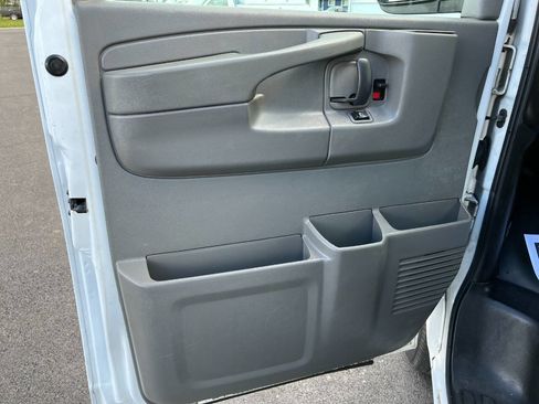 Used 2014 Chevrolet Express 2500 image 9