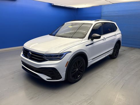 Used 2022 Volkswagen Tiguan SE R-Line FWD image 4