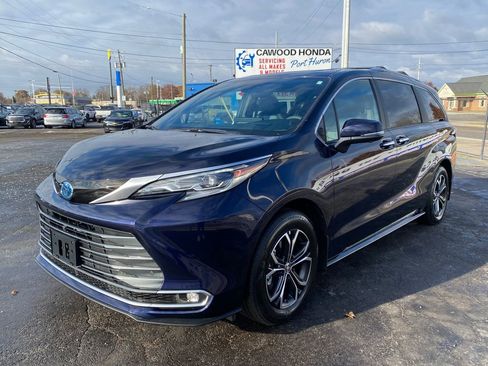 Used 2025 Toyota Sienna Platinum image 8