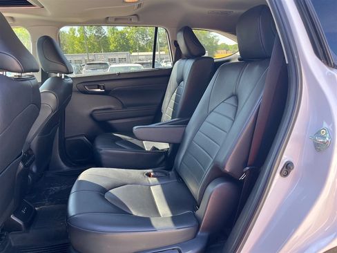 Used 2024 Toyota Highlander XLE image 6