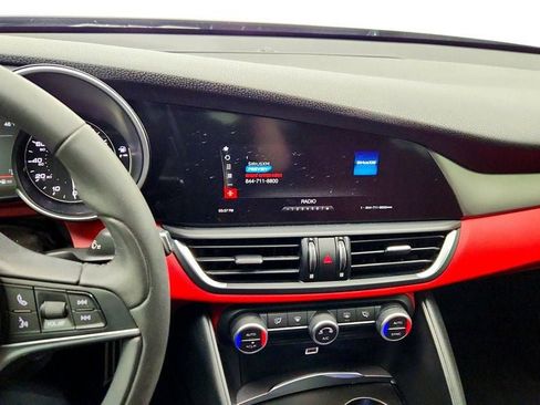 Used 2018 Alfa Romeo Giulia image 16