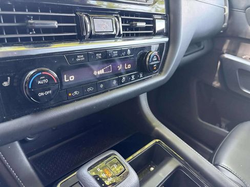 Used 2023 Nissan Pathfinder SL AWD/4WD image 16