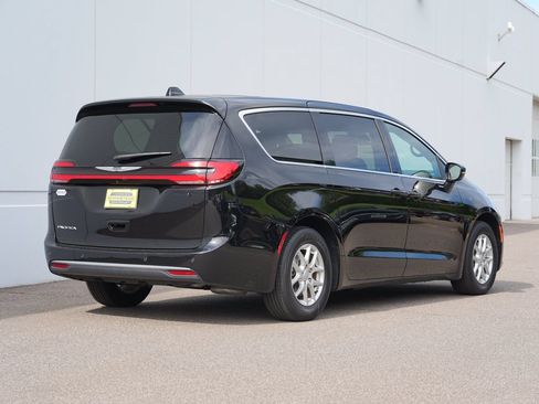 Used 2025 Chrysler Pacifica Select FWD image 3