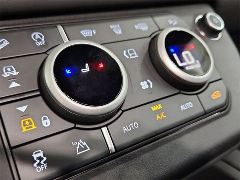 Used 2025 Land Rover Defender 110 X-Dynamic SE image 35