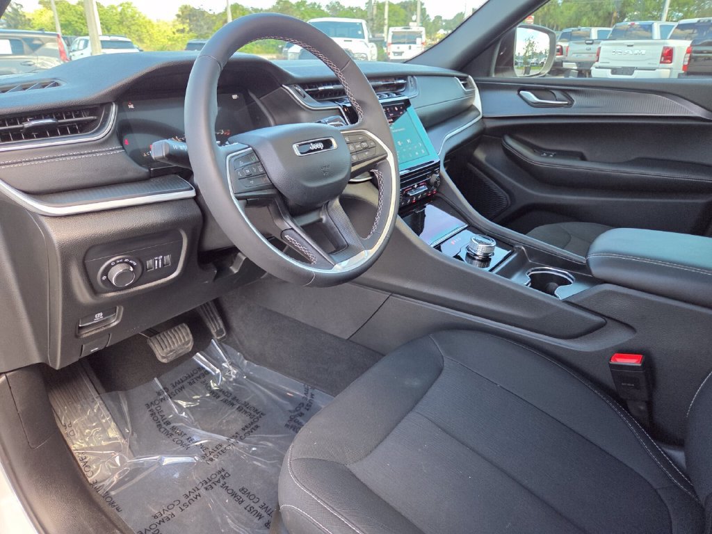 Used 2025 Jeep Grand Cherokee Laredo RWD image 29