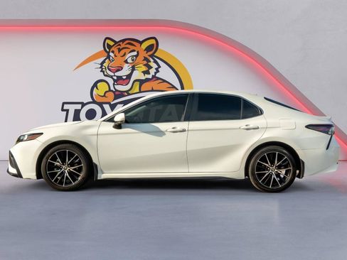 Used 2024 Toyota Camry SE FWD image 9