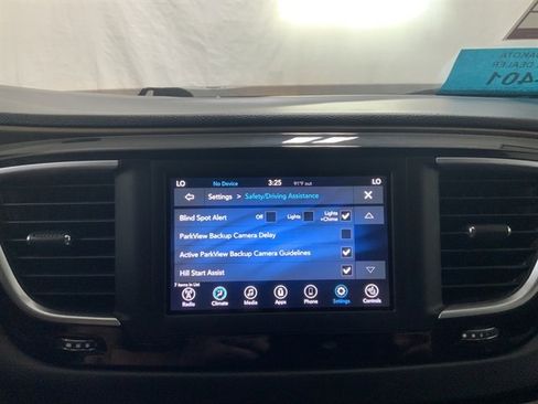 Used 2018 Chrysler Pacifica Touring-L image 27