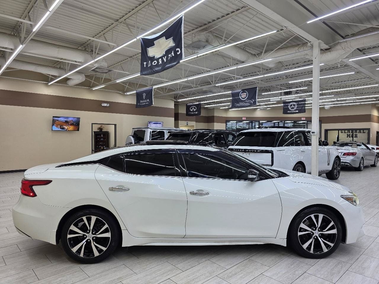 Used 2017 Nissan Maxima Platinum w/ Interior Lighting Package FWD image 5