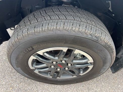 Used 2025 Toyota Tacoma TRD Sport w/ TRD Sport Upgrade Package image 7