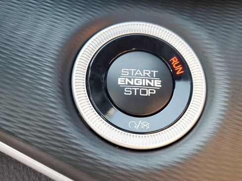 New 2025 Jeep Grand Cherokee Altitude image 28