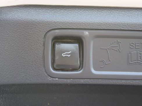 Used 2024 Ford Expedition XLT RWD image 8