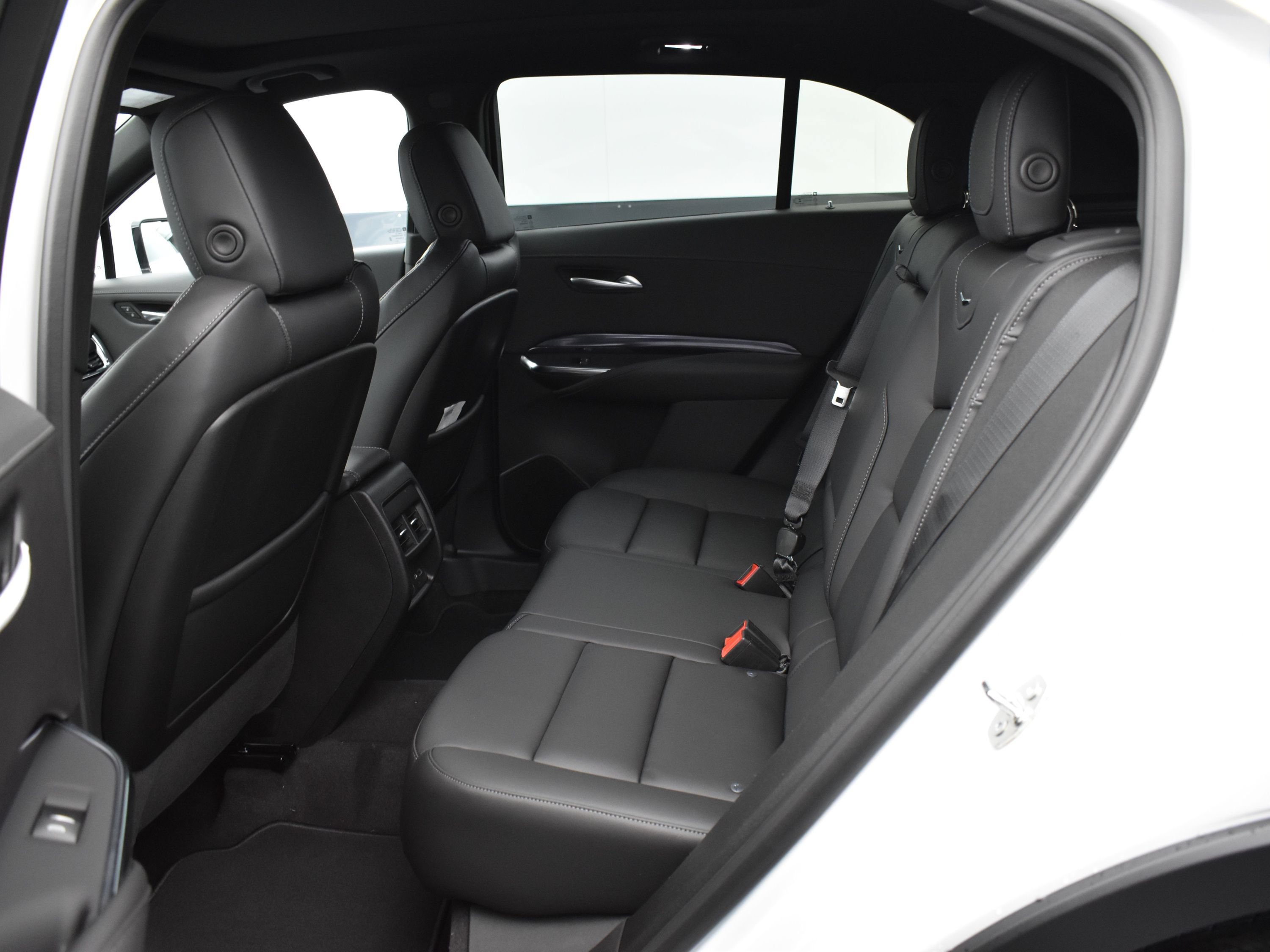 Used 2023 Cadillac XT4 Luxury w/ Cold Weather Package AWD/4WD image 9
