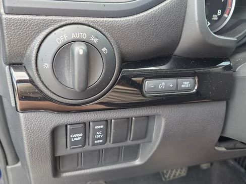 Used 2024 Nissan Titan SV w/ SV Convenience Package RWD image 29