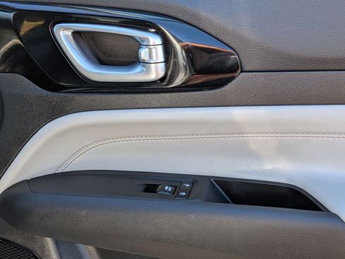 Used 2025 Jeep Compass Limited image 33