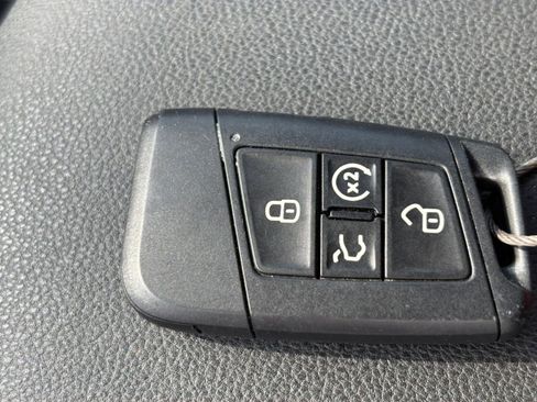 Used 2025 Volkswagen Taos SE FWD image 25