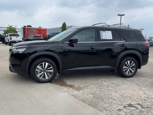 Used 2024 Nissan Pathfinder SL FWD image 5
