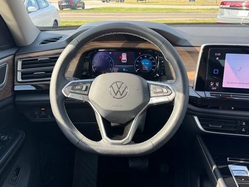 Used 2024 Volkswagen Atlas SE AWD/4WD image 19