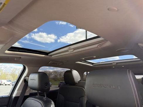 Used 2020 GMC Acadia Denali w/ Technology Package AWD/4WD image 19