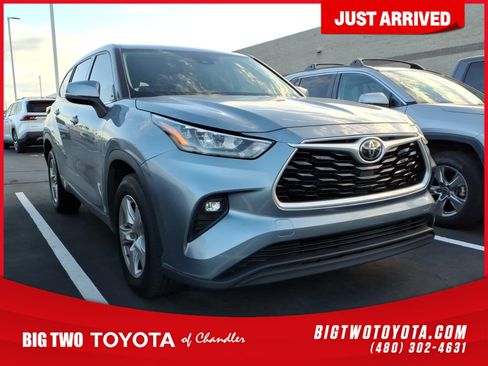Used 2020 Toyota Highlander LE FWD image 1