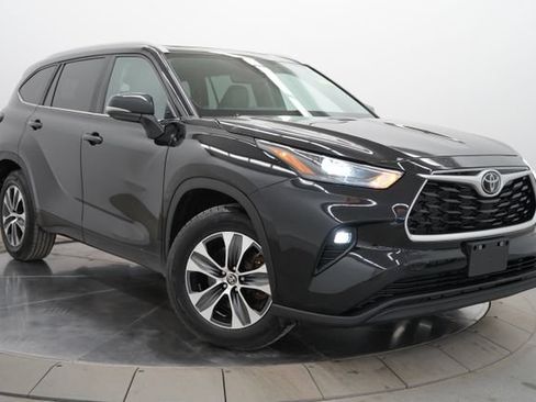 Used 2023 Toyota Highlander XLE AWD/4WD image 3