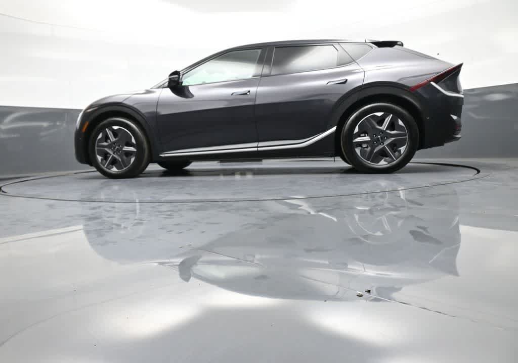 Certified 2025 Kia EV6 Light w/ Light LR Technology Package AWD/4WD image 32