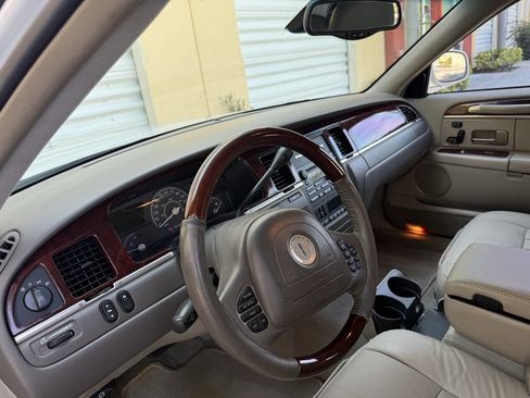 Used 2003 Lincoln Town Car Signature RWD image 9