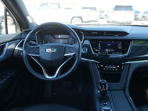 Used 2025 Cadillac XT6 Premium Luxury image 19