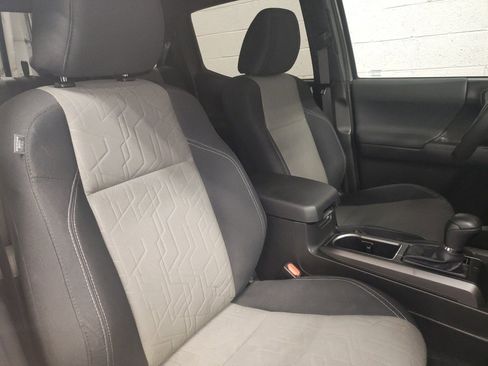 Used 2022 Toyota Tacoma TRD Sport image 9