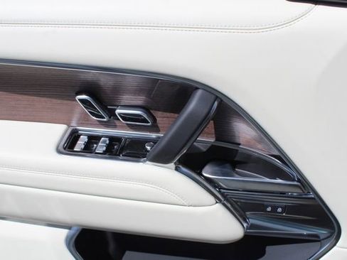 New 2025 Land Rover Range Rover SE image 18