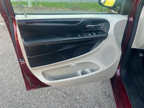 Used 2017 Dodge Grand Caravan SXT FWD image 5